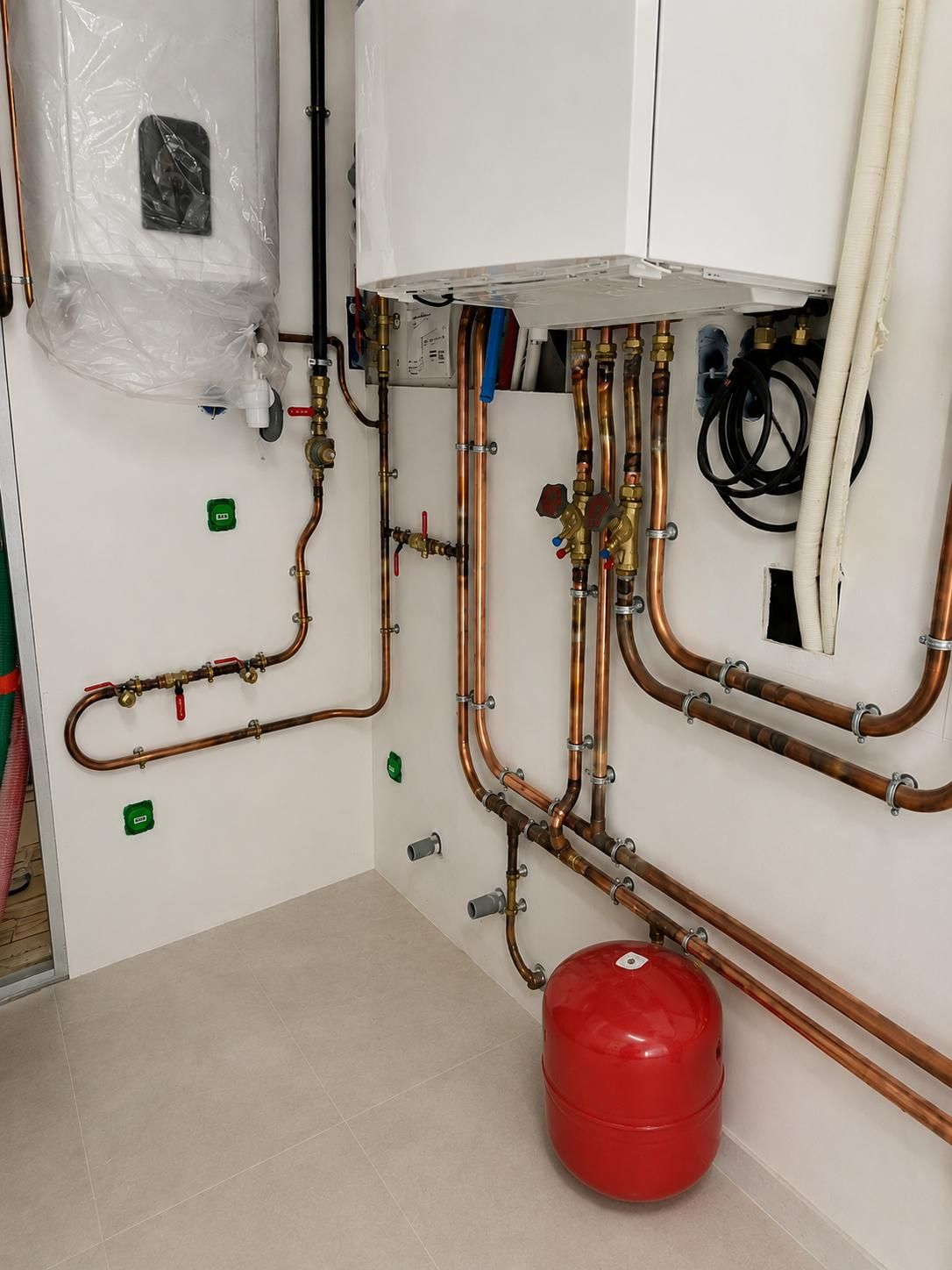 Local technique équipé par ENP avec chaudière murale, ballon et vase d’expansion